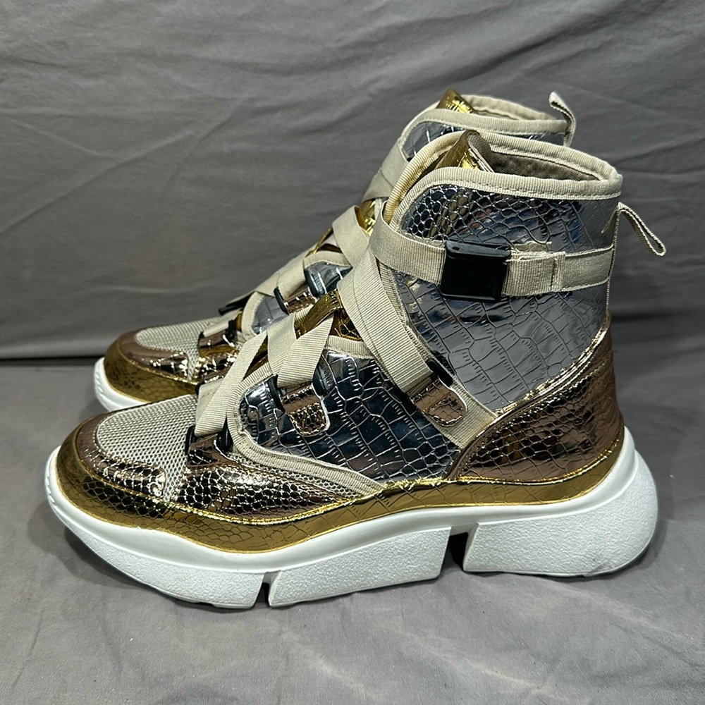 Cape Robbin Women’s SUPERSTAR HIGH TOP SNEAKERS Crocodile Clip Strap Size 9 NWOB